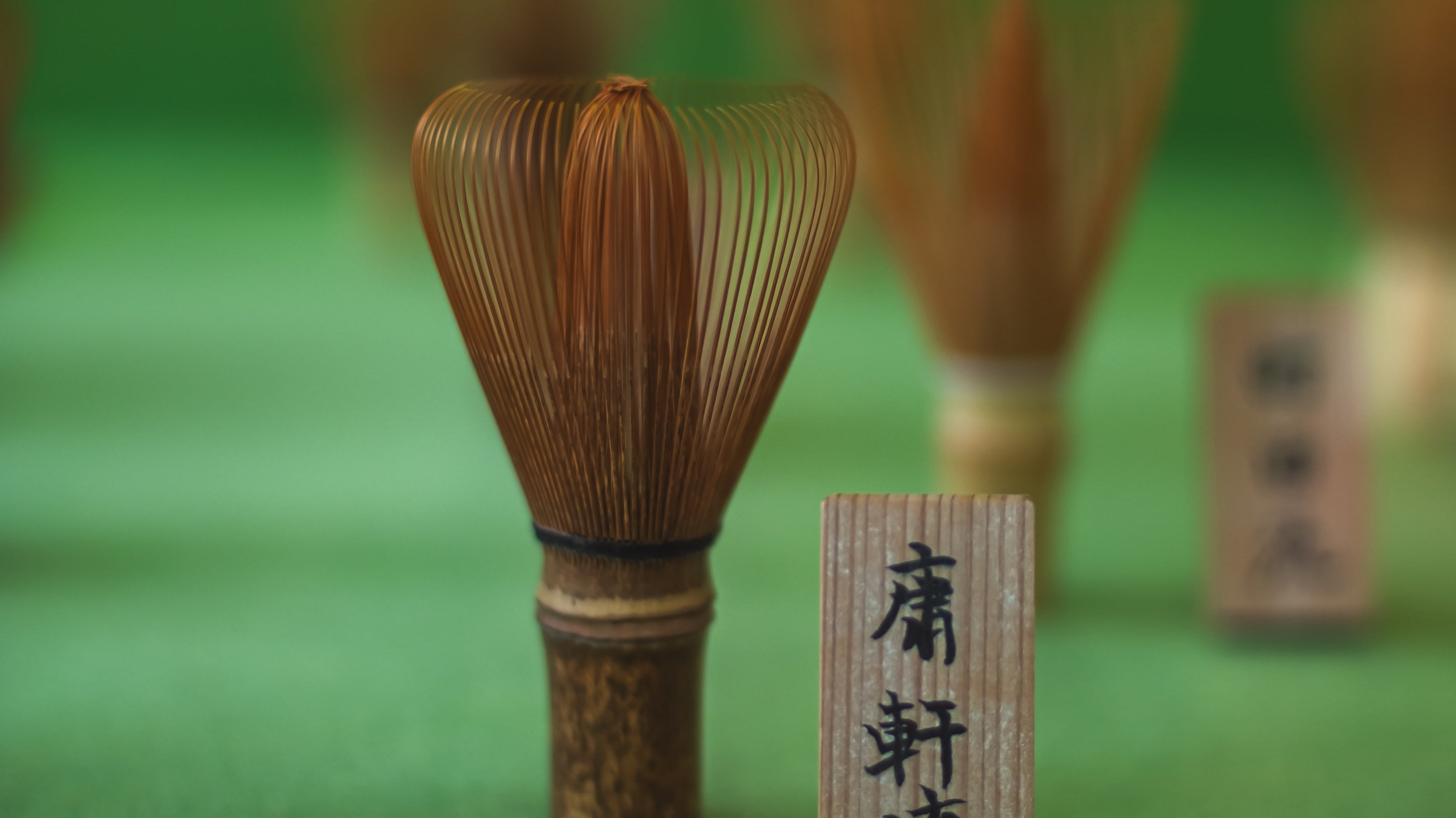 Chasen Bambusbesen in japanischer Glasvitrine — traditionelles Teehandwerk, UNEARTHED Gallery
