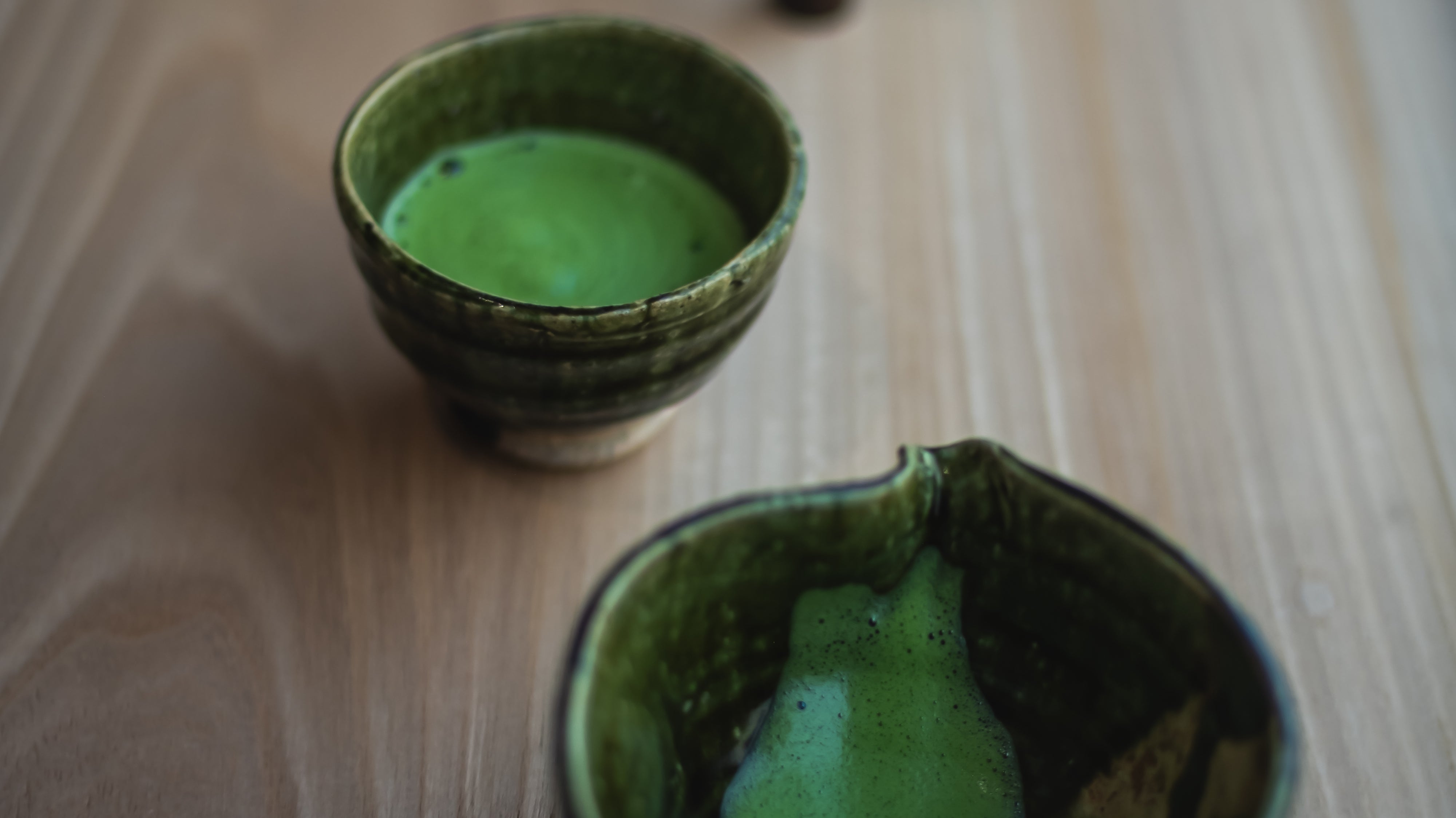 Matcha Set — Chawan, Chasen und Mischa bereit zur Zubereitung, UNEARTHED Gallery München