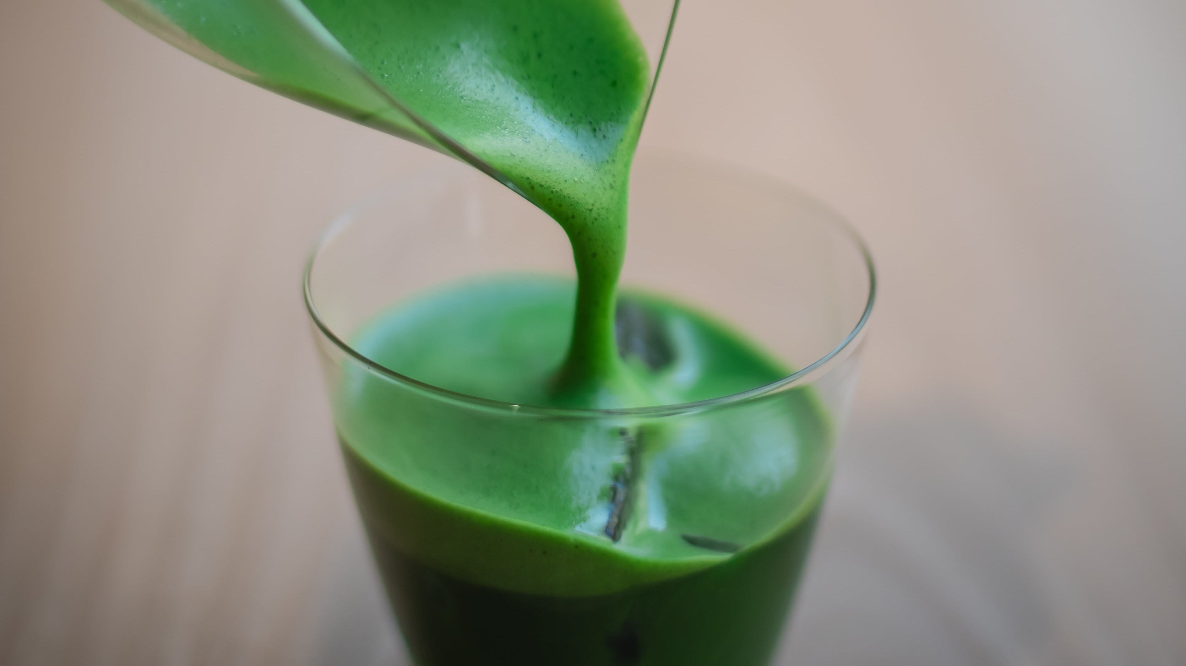 Okumidori matcha — freshly whisked matcha being poured into a glass, Kagoshima single cultivar, UNEARTHED Gallery München