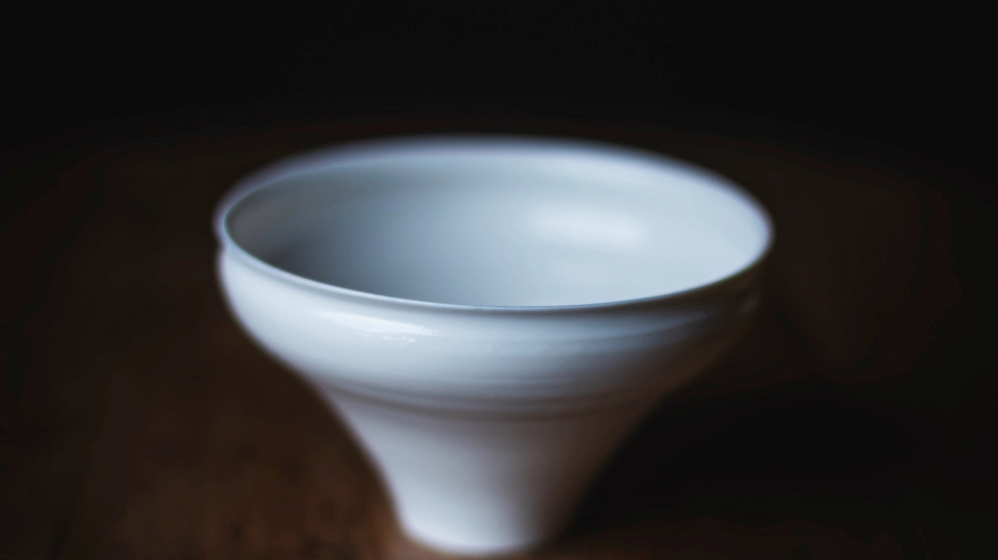 Chawan Teeschale — Hakuji Porzellan von David Louveau, UNEARTHED Gallery München