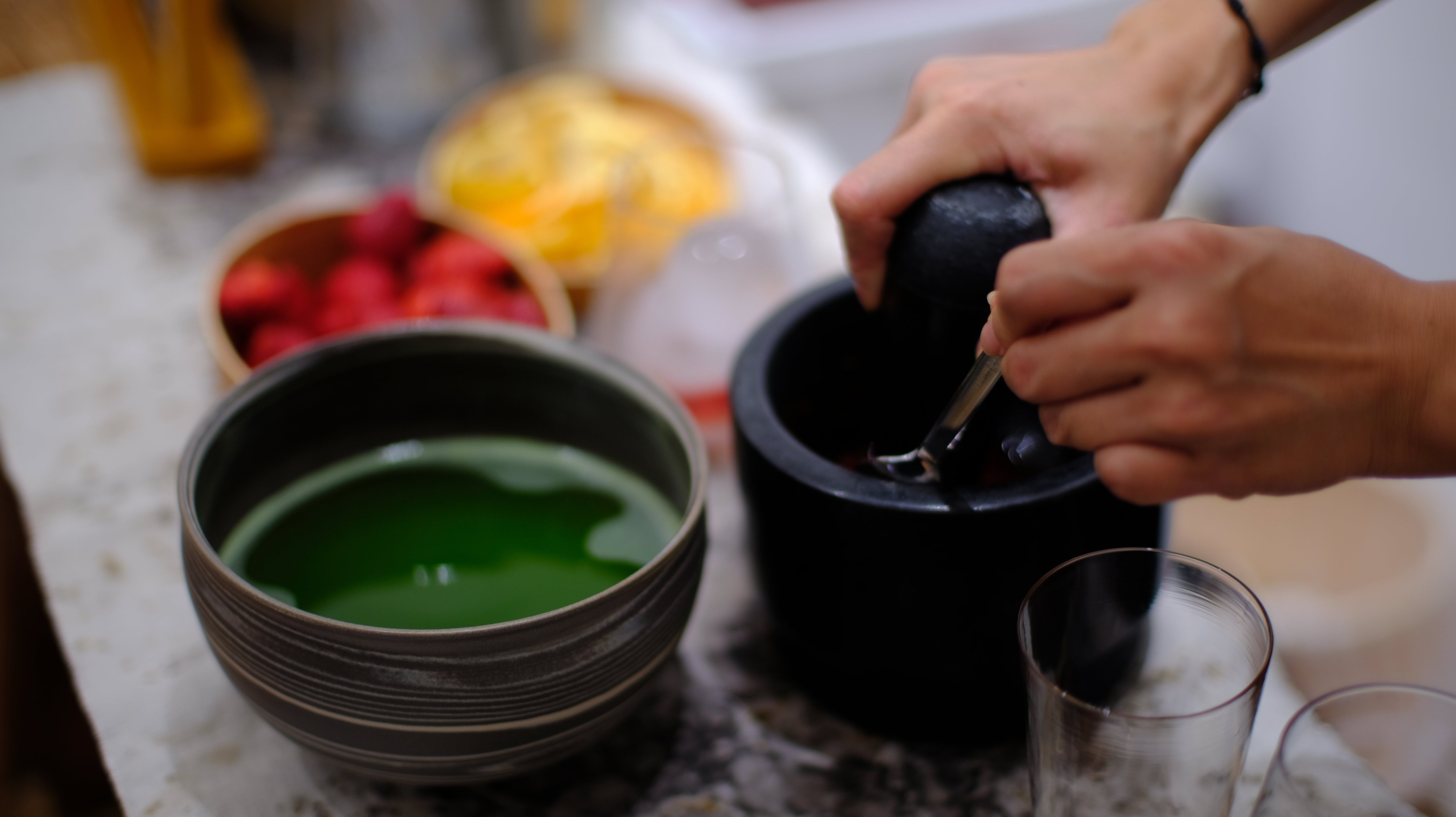 Matcha in Chawan mit Stößel — Matcha kaufen und zubereiten, UNEARTHED Gallery München