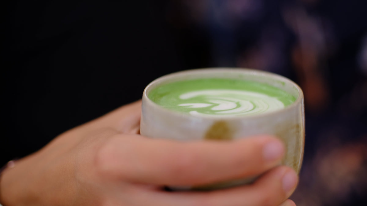 Matcha Tee Zubereitung — UNEARTHED Gallery München