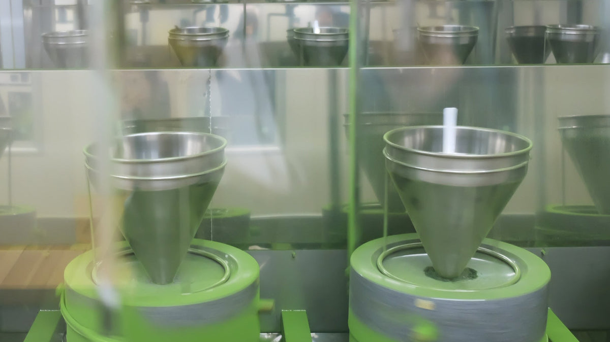 Matcha Pulver Steinmühle — Granitsteinmahlung bei UNEARTHED Gallery München