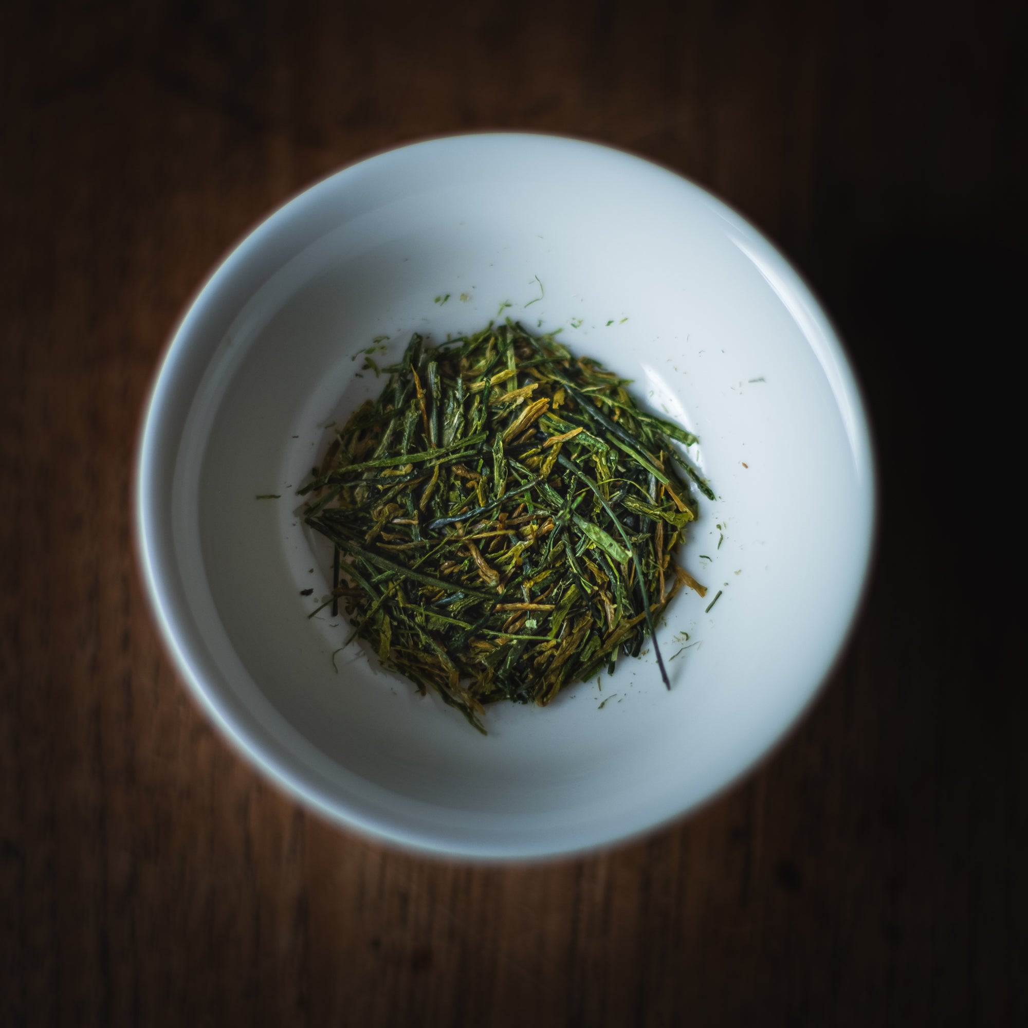 Hakusei white-leaf Sencha — pale golden leaf in a white cup, Hoshino, Yame, UNEARTHED Gallery München
