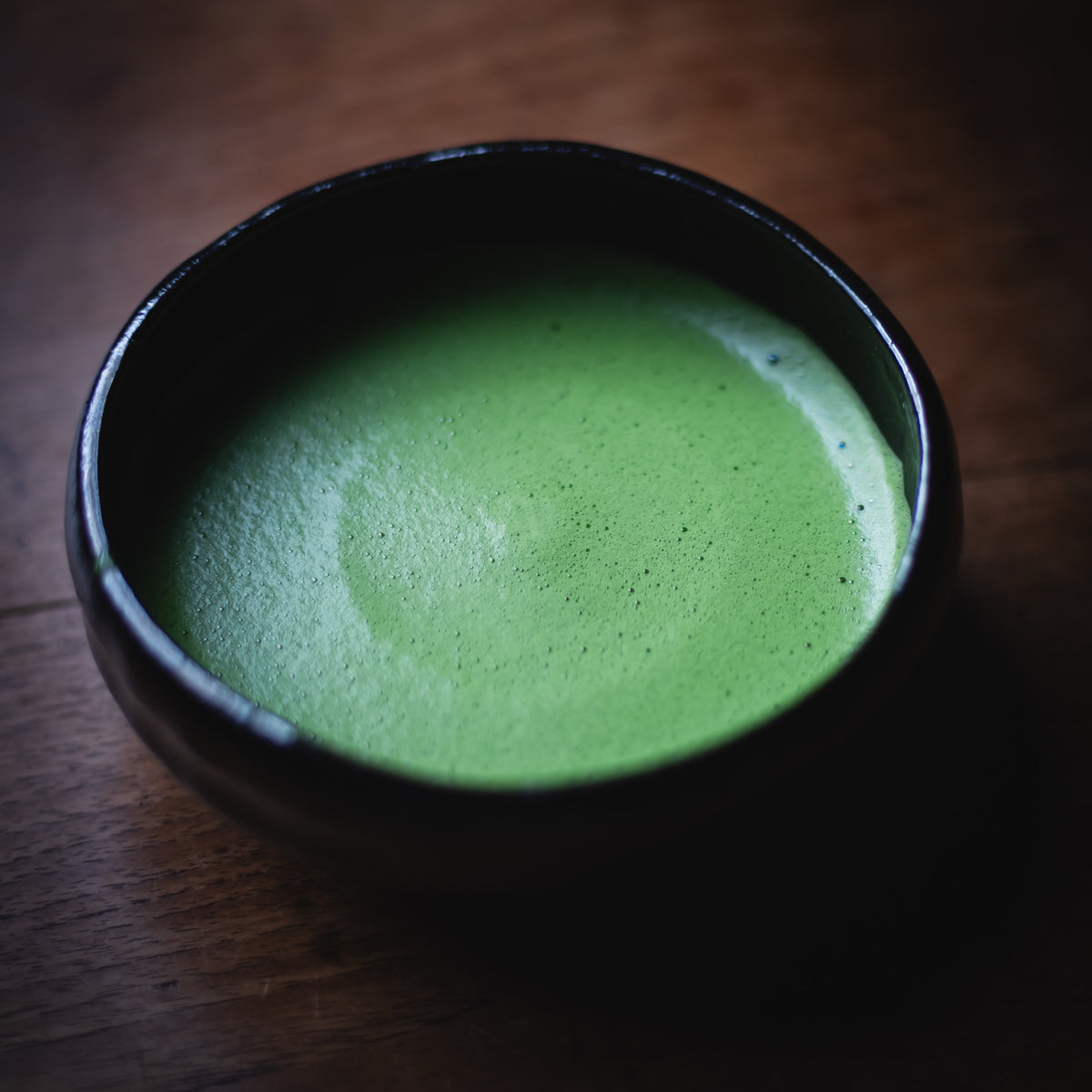 Choan Matcha, finished usucha in the black glazed bowl on the wooden table