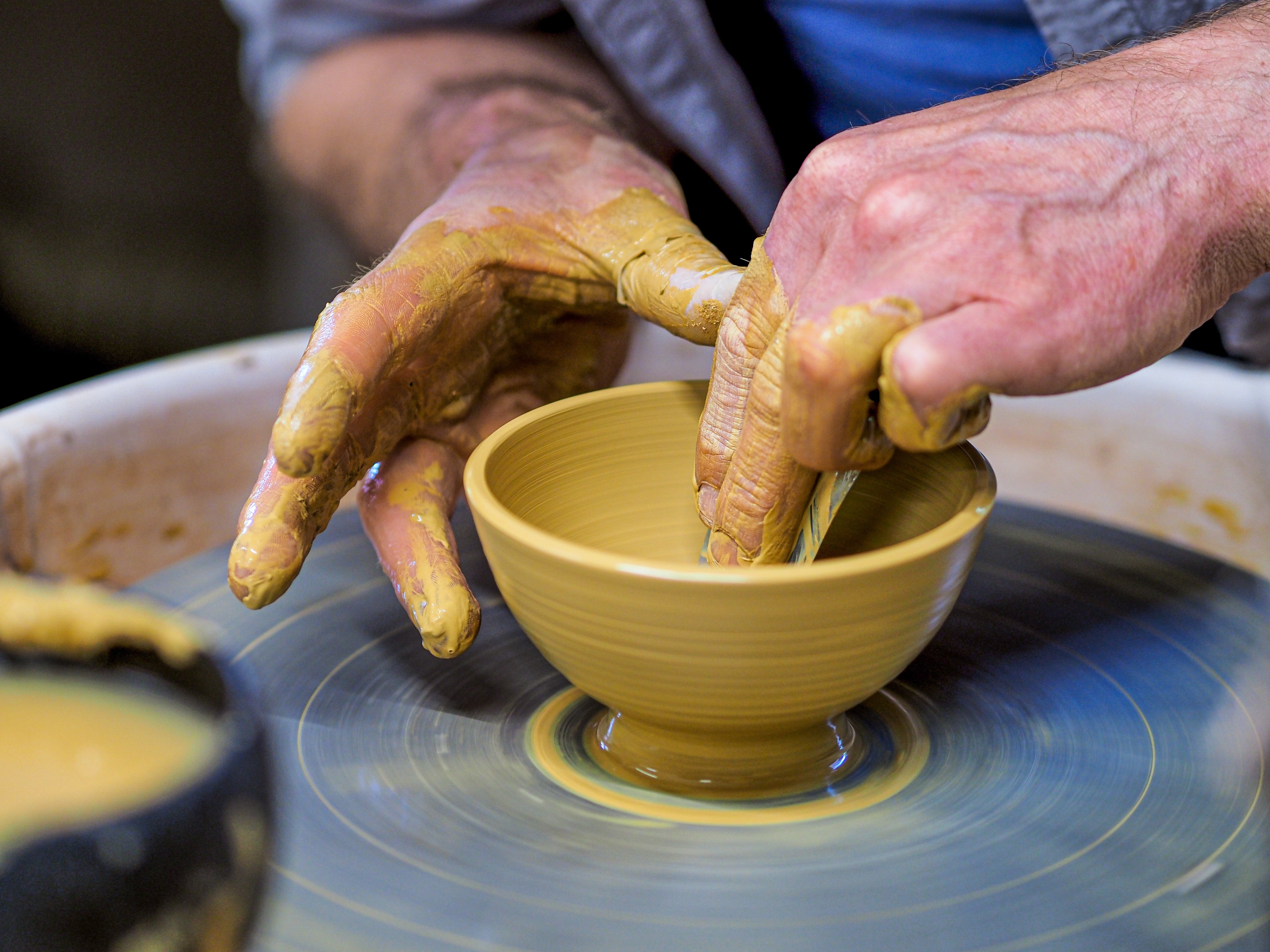 Töpferhände formen Keramik auf der Drehscheibe — Bizen Keramik Handwerk, UNEARTHED Gallery