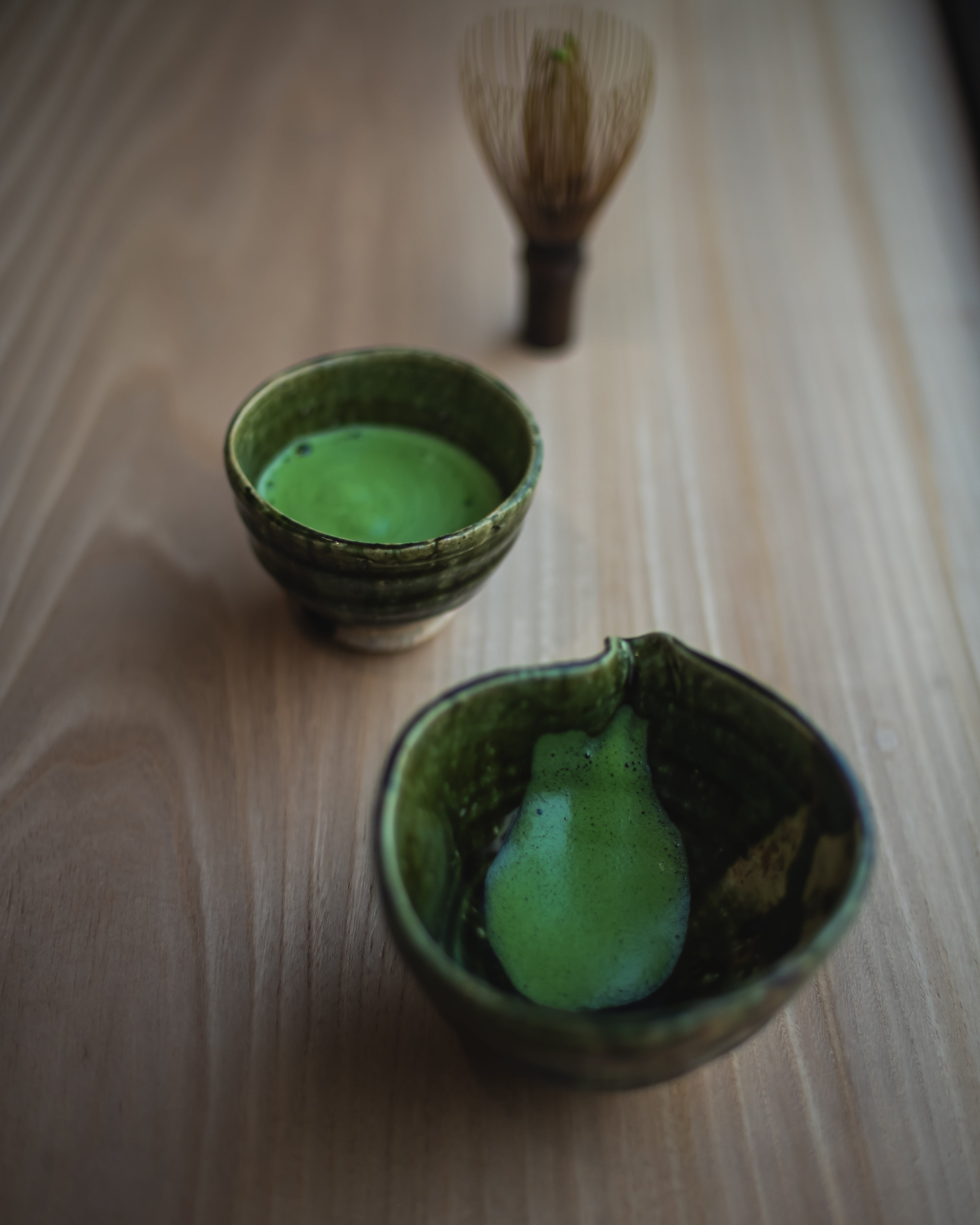 Matcha Set — Chawan, Chasen und Mischa bereit zur Zubereitung, UNEARTHED Gallery München