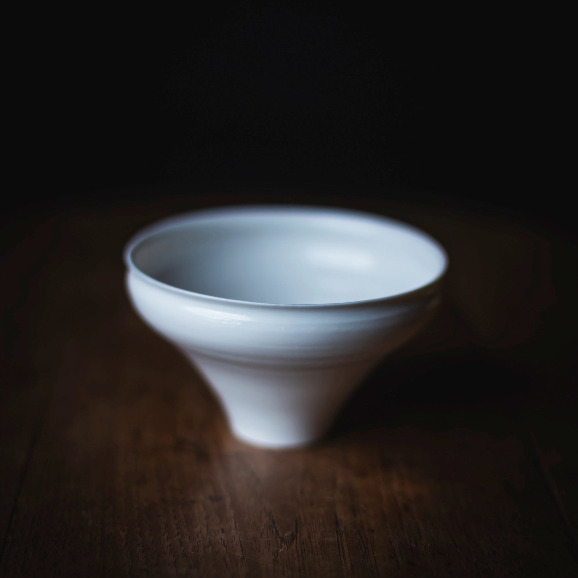 Chawan Teeschale — Hakuji Porzellan von David Louveau, UNEARTHED Gallery München