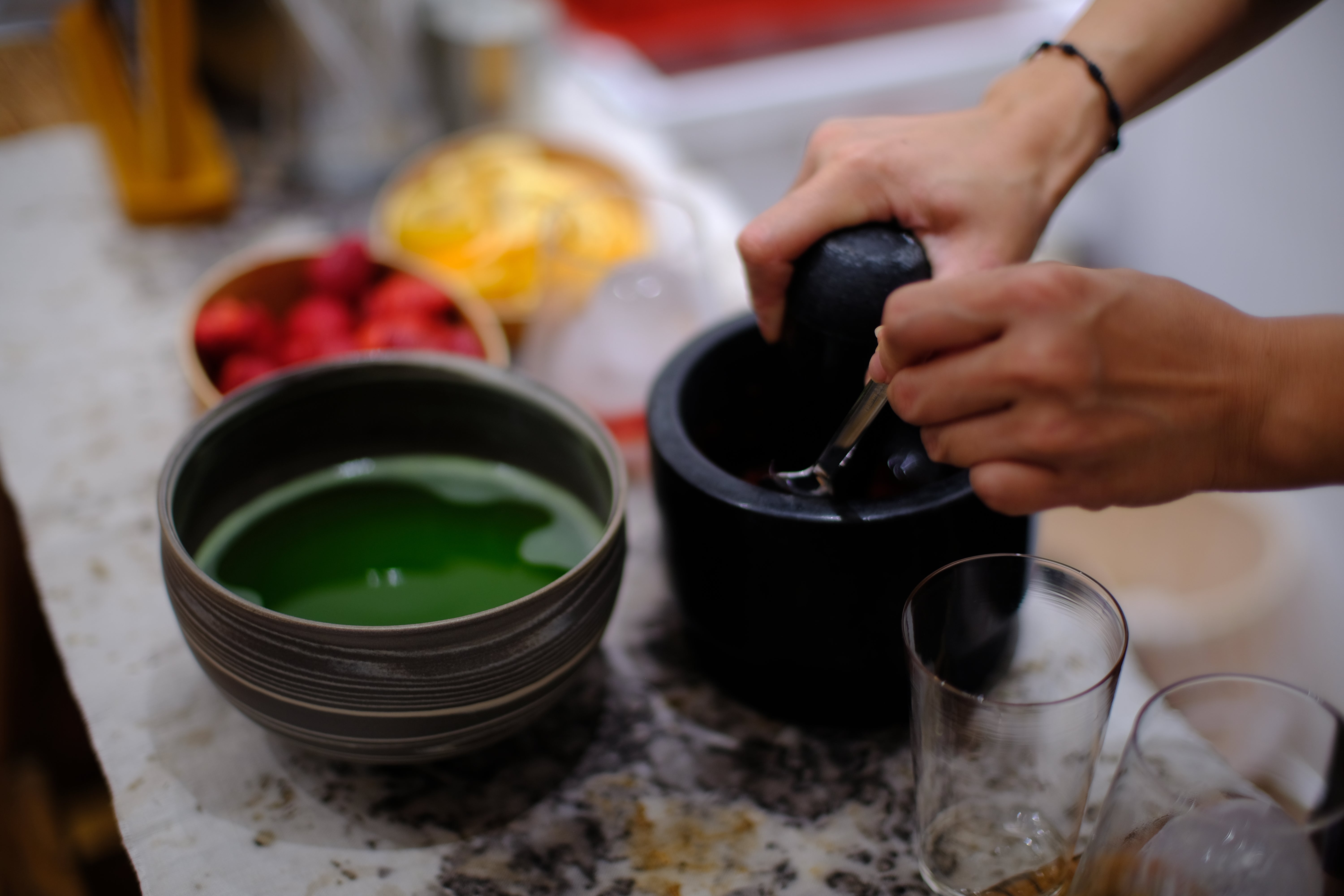 Matcha in Chawan mit Stößel — Matcha kaufen und zubereiten, UNEARTHED Gallery München