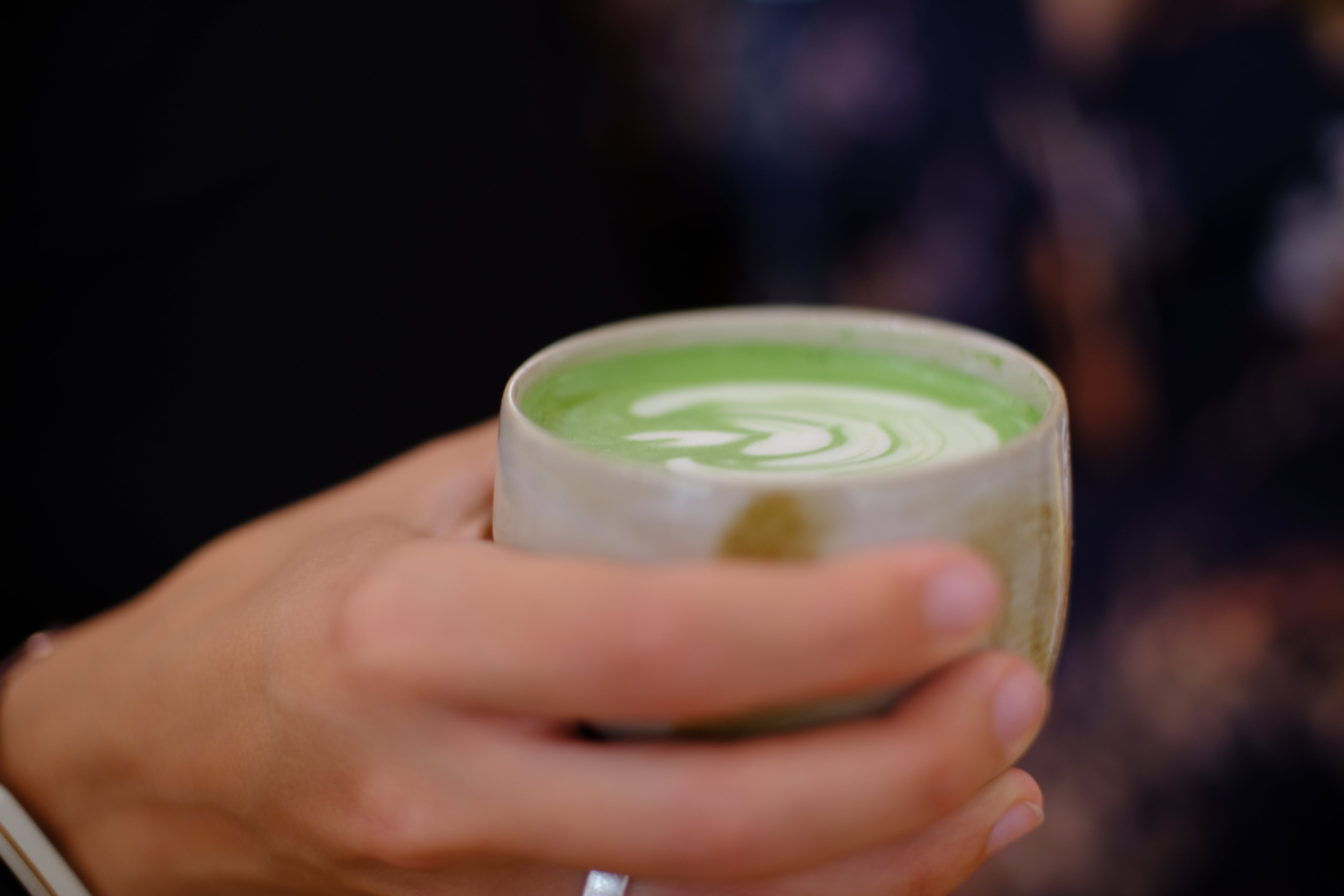 Matcha Tee Zubereitung — UNEARTHED Gallery München