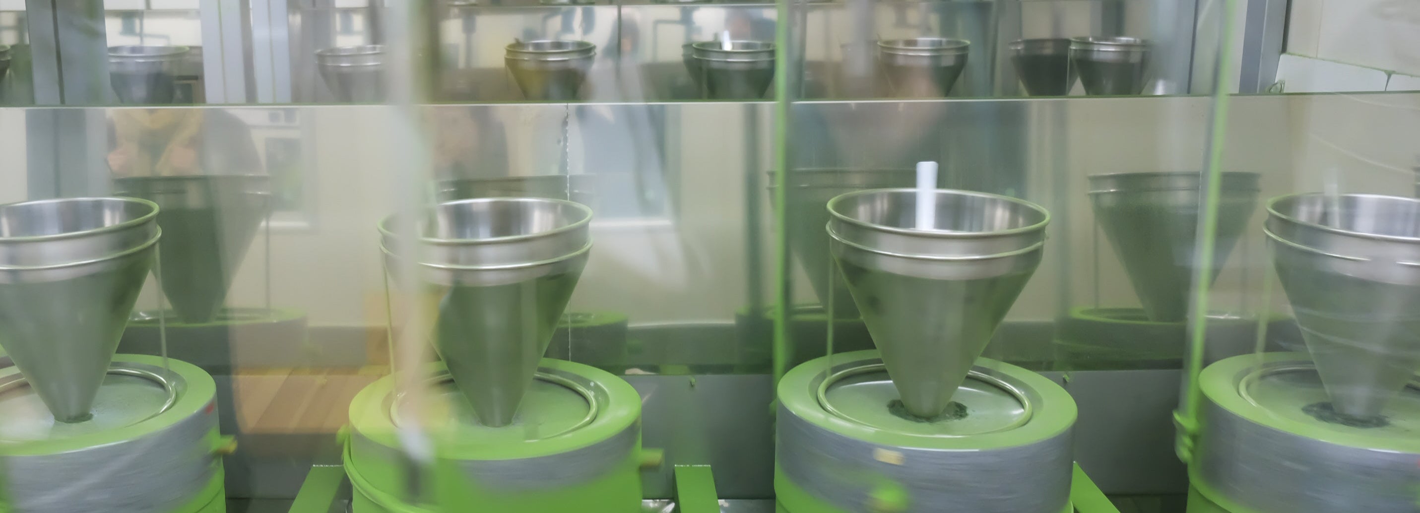 Matcha Pulver Steinmühle — Granitsteinmahlung bei UNEARTHED Gallery München