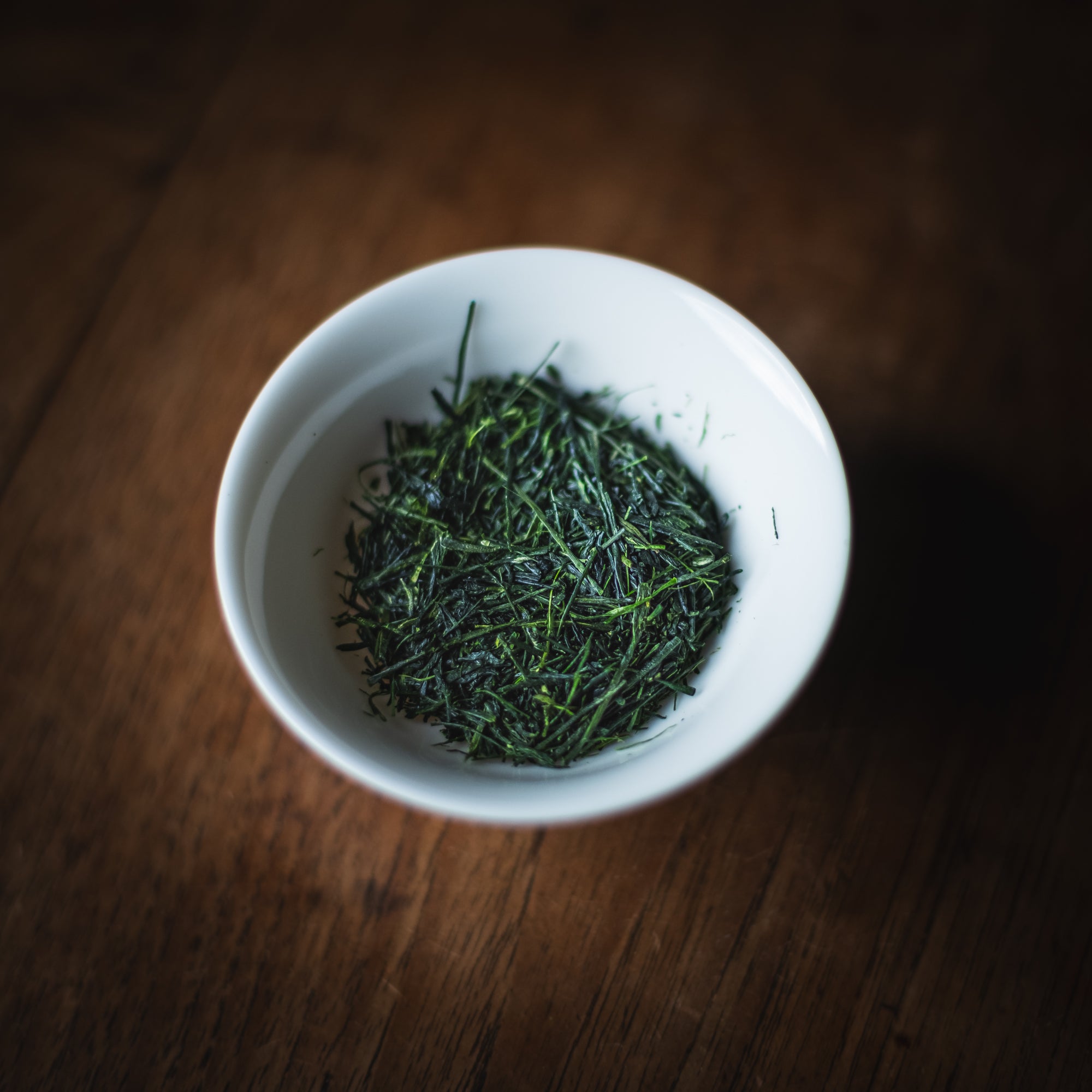 Hon Gyokuro Kirari31 — dark green needles in a white cup, Hoshino, Yame, UNEARTHED Gallery München