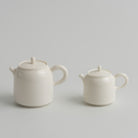 大明 Daming Teapot teapot, regular size and 50 ml mini side by side, Buchangqi Studio, Dehua porcelain, UNEARTHED Gallery München
