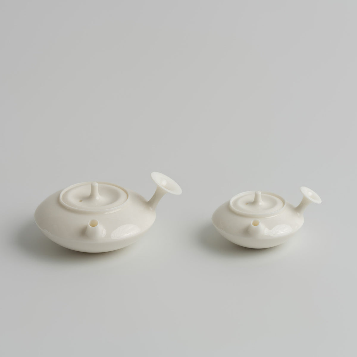 龙池 Longchi Side-Handle Teapot teapot, regular size and 50 ml mini side by side, Buchangqi Studio, Dehua porcelain, UNEARTHED Gallery München