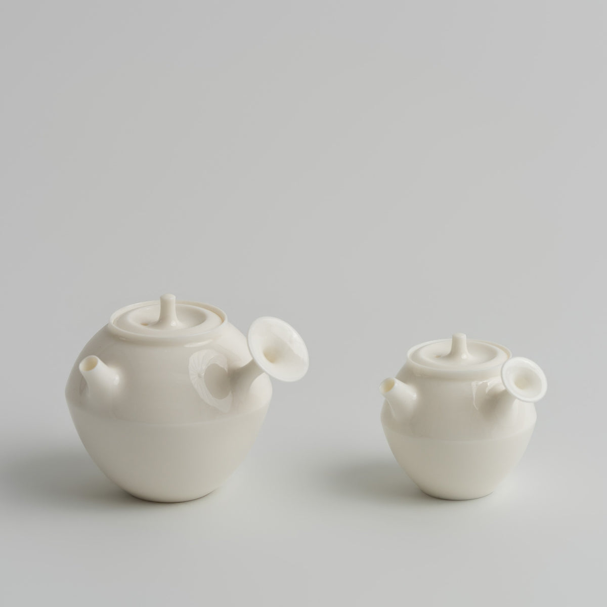 惠山 Huishan Side-Handle Teapot teapot, regular size and 50 ml mini side by side, Buchangqi Studio, Dehua porcelain, UNEARTHED Gallery München