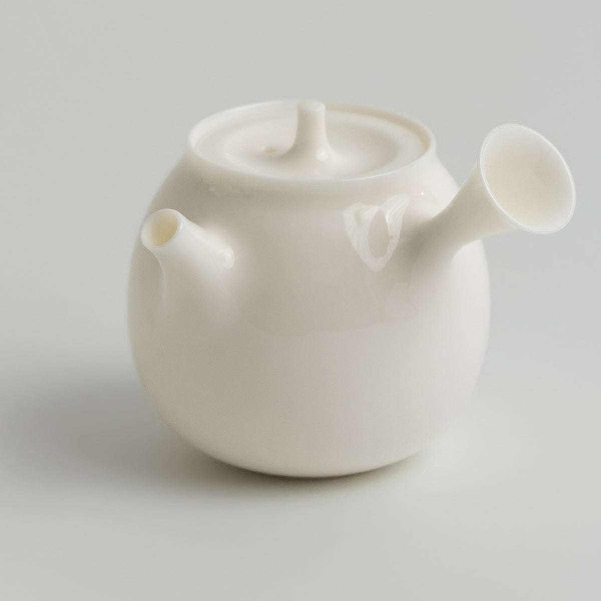 白乳 Bairu Side-Handle Teapot teapot, 50 ml mini, Buchangqi Studio, Dehua porcelain, UNEARTHED Gallery München