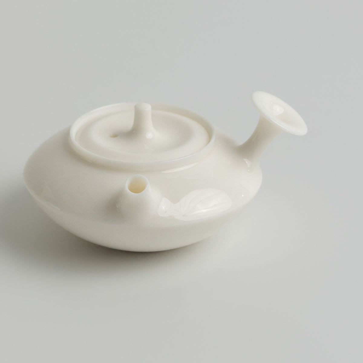 龙池 Longchi Side-Handle Teapot teapot, 50 ml mini, Buchangqi Studio, Dehua porcelain, UNEARTHED Gallery München