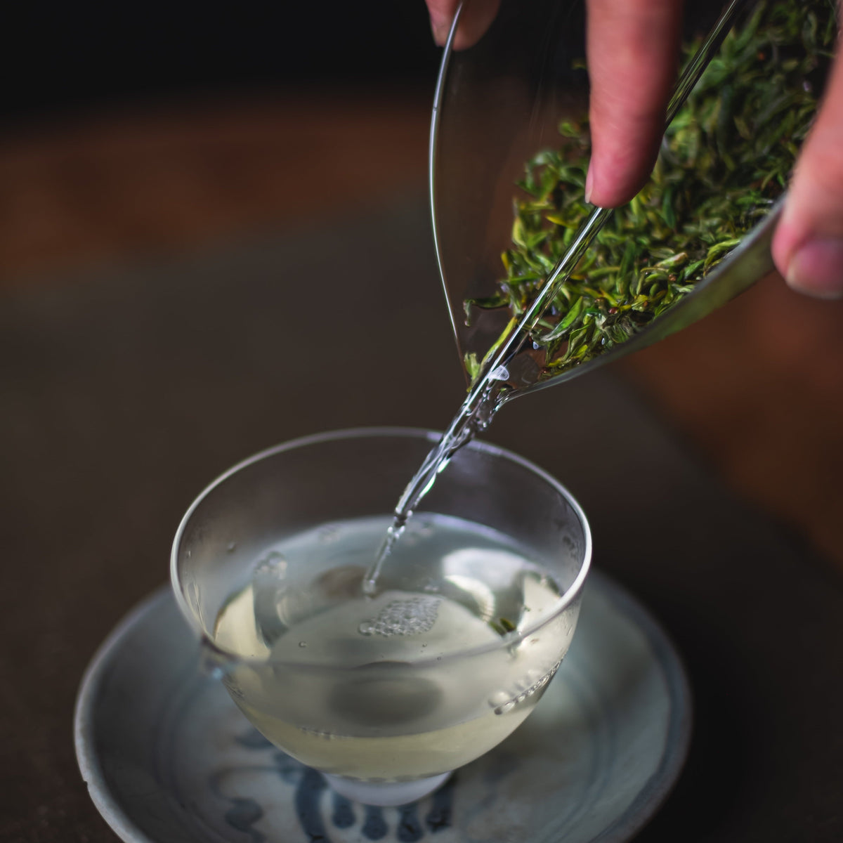 Chinesische Grüntees, in Glas aufgegossen