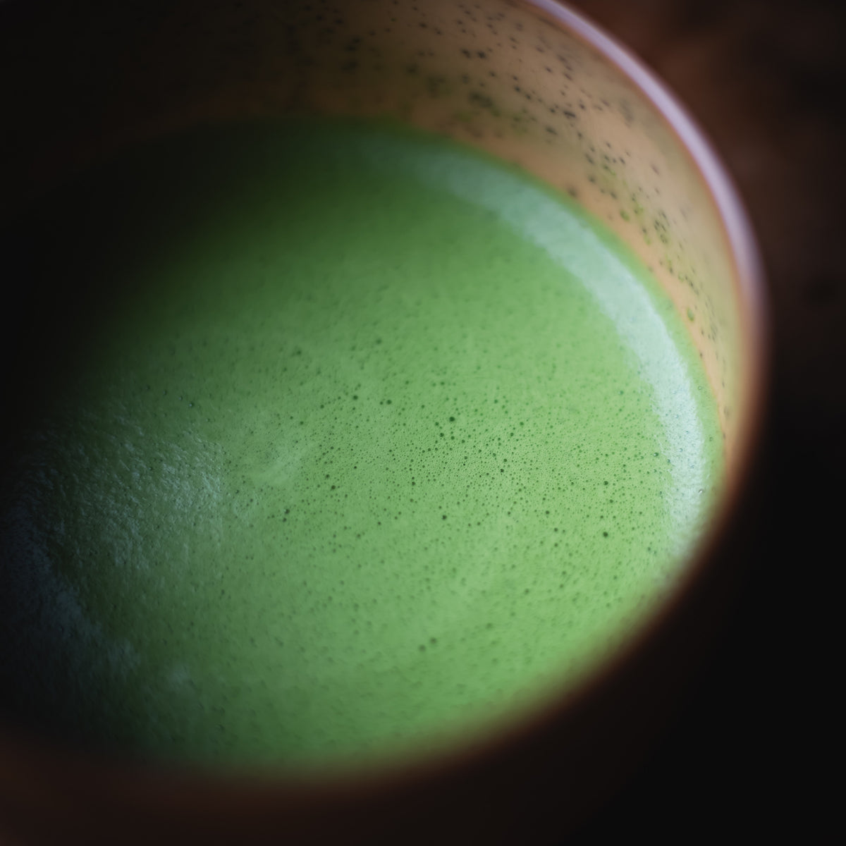 Chiyomukashi Matcha, close-up of the usucha foam in the wood-glazed bowl