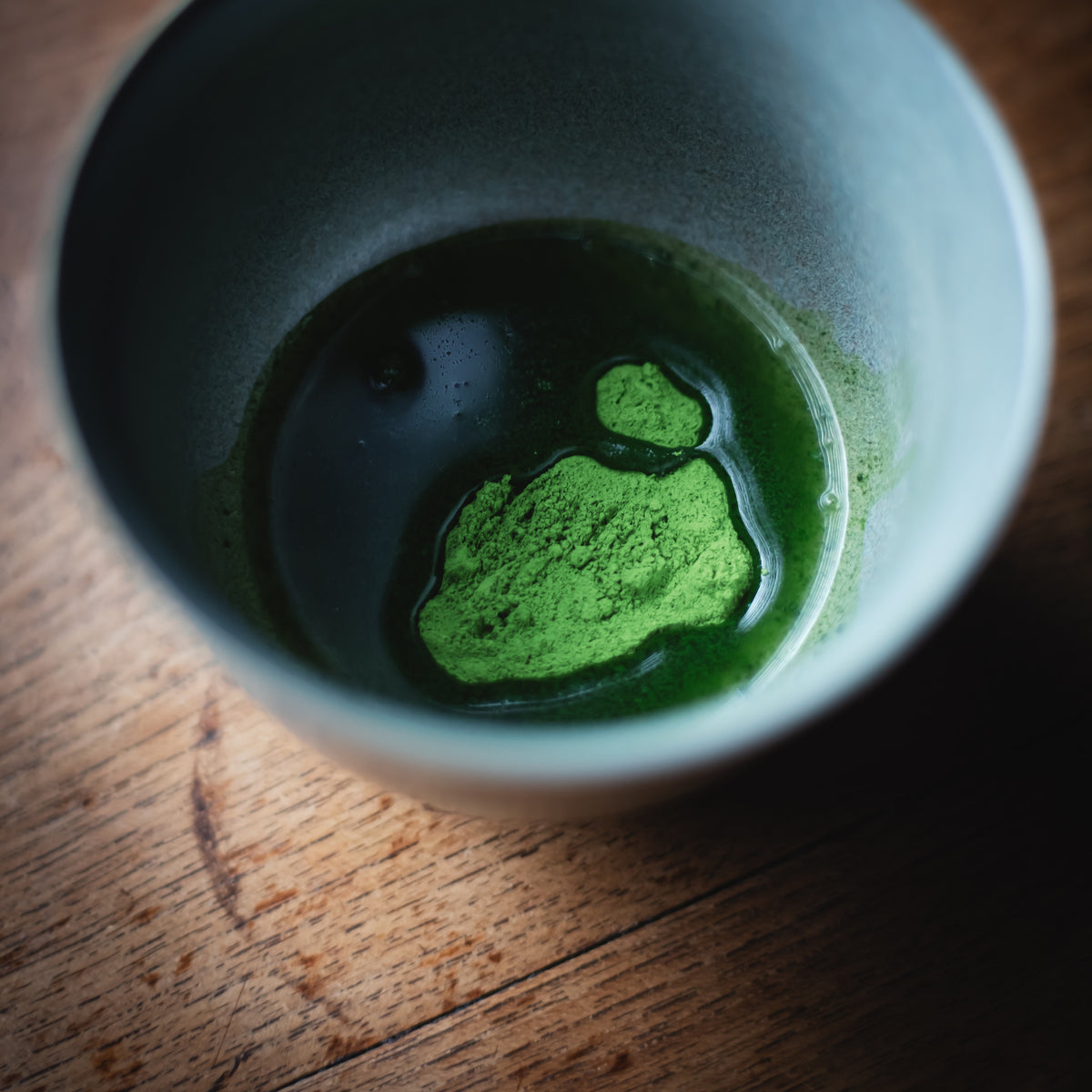 Okumidori Matcha, hot water poured over the powder in the grey bowl